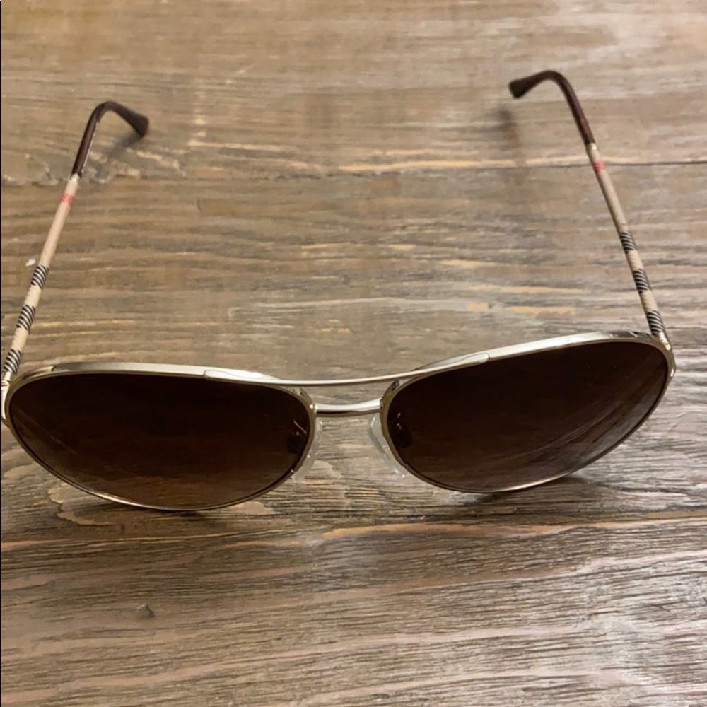 Good aviator Burberry sunglasses.